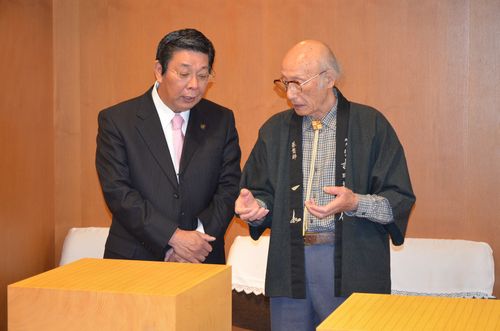 無形文化財記念展示会に鑑賞に訪れた工藤正司市長