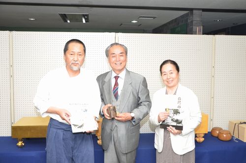 中国で活動されている大変高名な書家の朱鴻祥さんの書展も共催されています