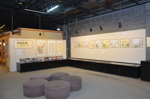 朱鴻祥さんの展示会場では書はもちろん、絵画も展示されています