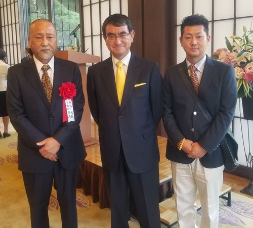 外務大臣を挟んで三代目吉田寅義と四代目吉田寅義