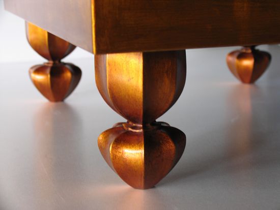 鎌倉彫の金箔の碁盤の脚