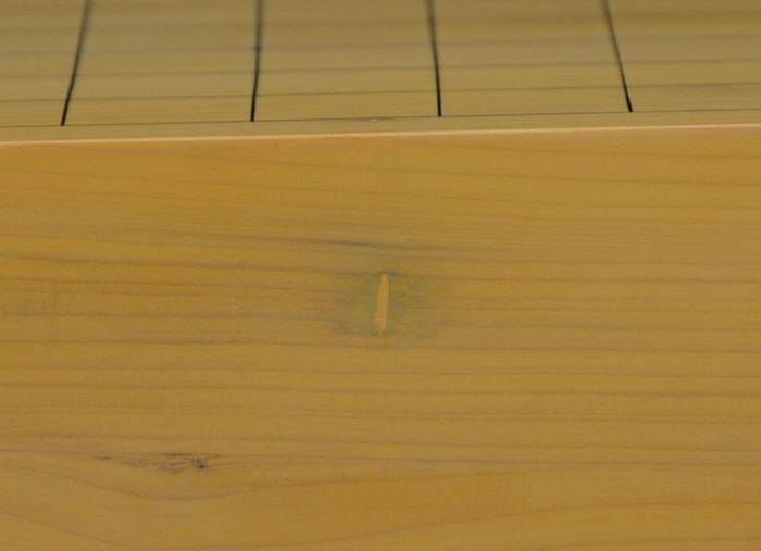 三寸五分卓上盤の木端のセンコウ虫の跡の埋木部分