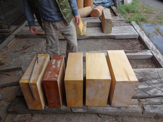 本榧の製材作業の光景