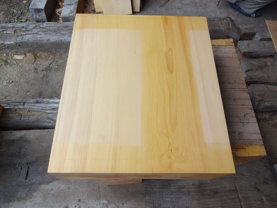 本榧の製材作業の光景