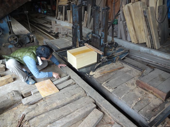 本榧の製材作業の光景