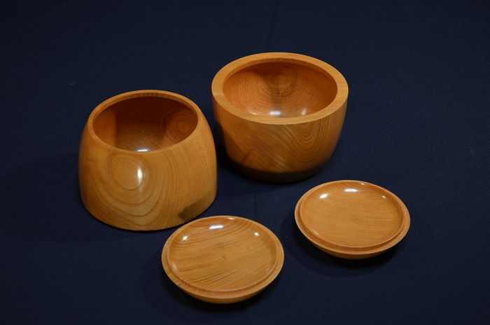 欅の碁笥を開けた状態
